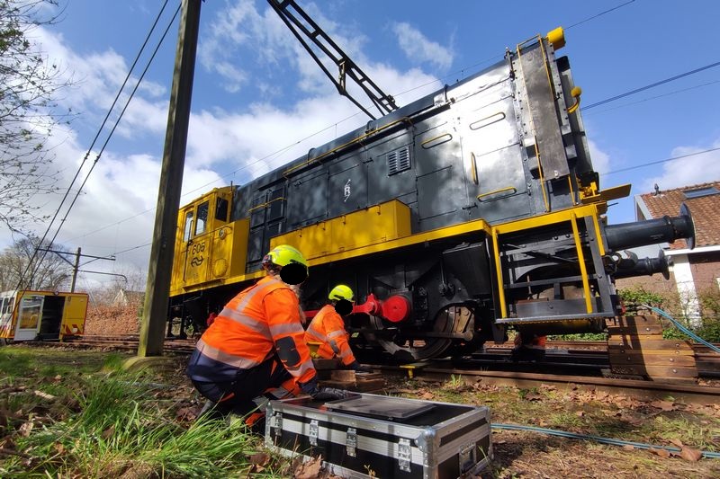 Museumlocomotief 605 van het Spoorwegmuseum herspoord door Incidentenbestrijders van ProRail
